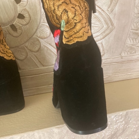 🔥Kenneth Cole New York Women's Reeve 4 Block Heel Bootie with Embroidery Ankle - Picture 8 of 13